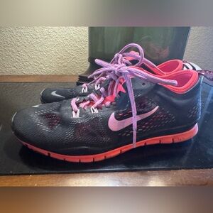 Nike Women's Black and Pink Athletic Sneakers